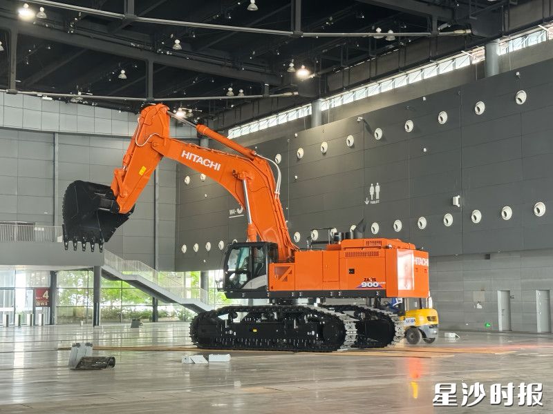 日立建机的ZX900LCH-6A矿山液压挖掘机正式进入W4馆展位，其庞大的机械臂和高效性能惹人注目。