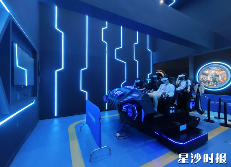 学生们头戴VR装置体验遨游蓝天。