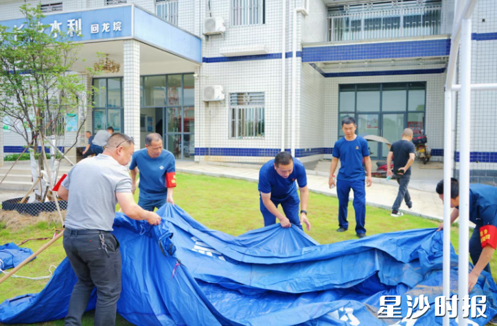 物资保障组动手搭建临时帐篷、支援帐篷。