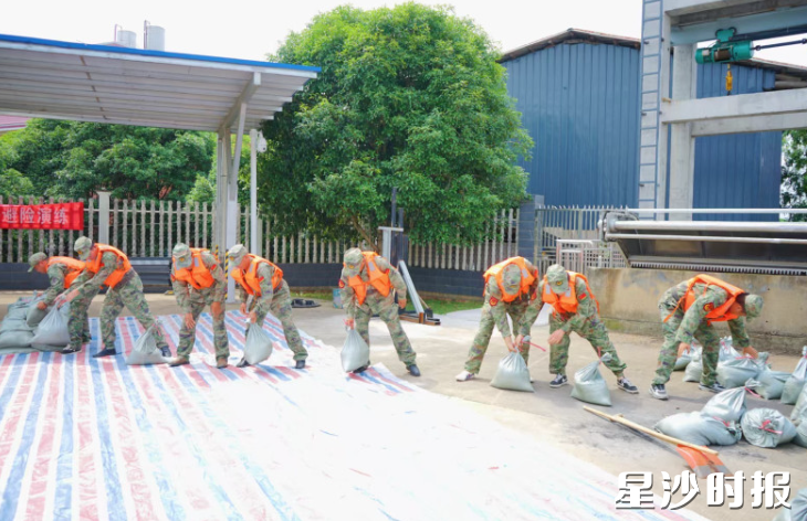 民兵预备队在水利专业技术人员指导下迅速抢筑子堤。