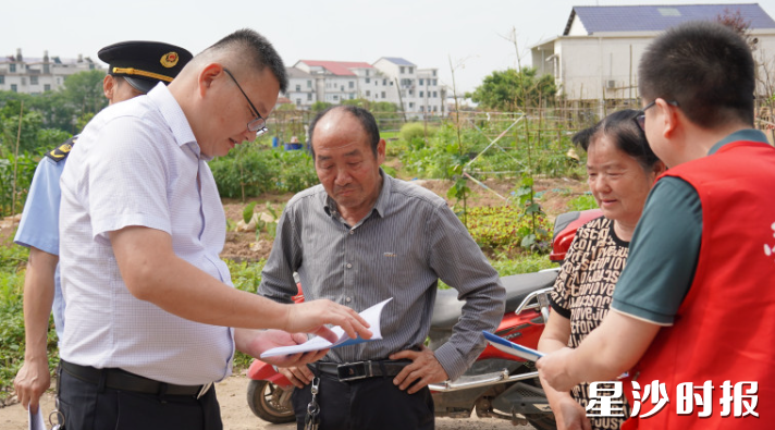 工作人员向群众普及“十年禁渔”相关政策法规。