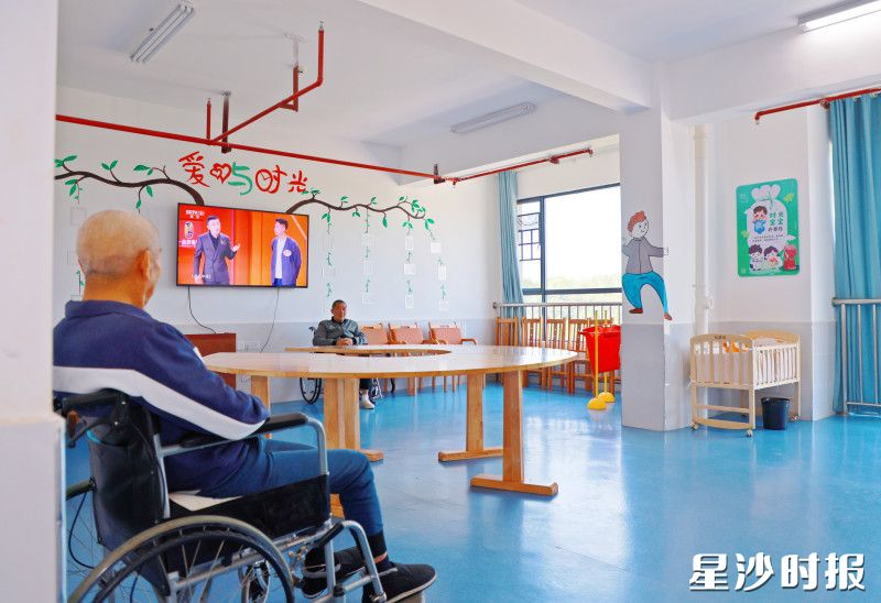 午后，老人们在多功能活动室休闲娱乐。柳峥 摄