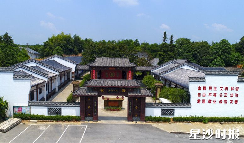 葛家山村乐和大院。