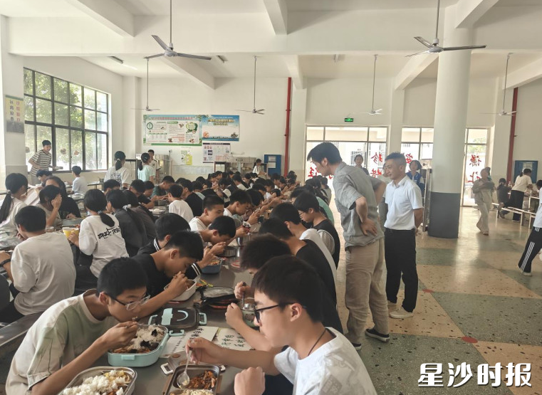 在青山铺镇辖区学校，学生在食堂享用健康的饭菜。青山铺镇供图