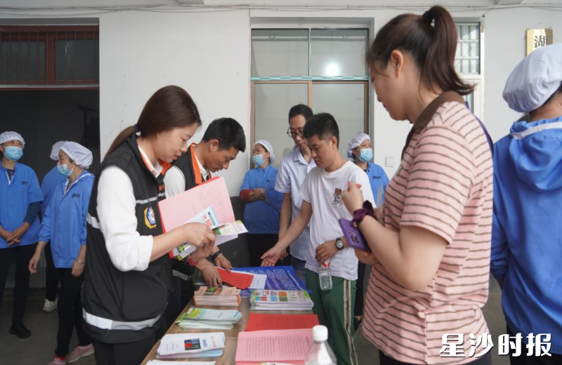 工作人员现场发放宣传资料。