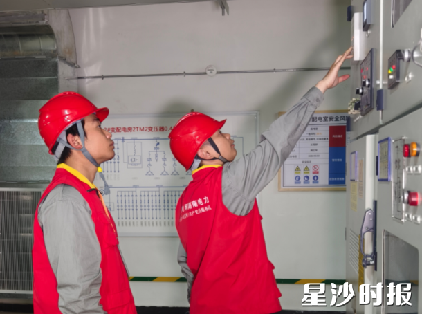 图为供电公司工作人员在检修电力设备。