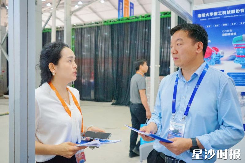《黄花镇投资指南》吸引不少企业主动前来咨询。吴婉沁 摄