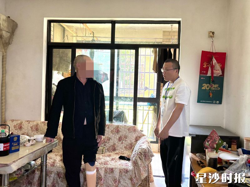 残联专职委员开展上门回访工作。周汝洁 摄