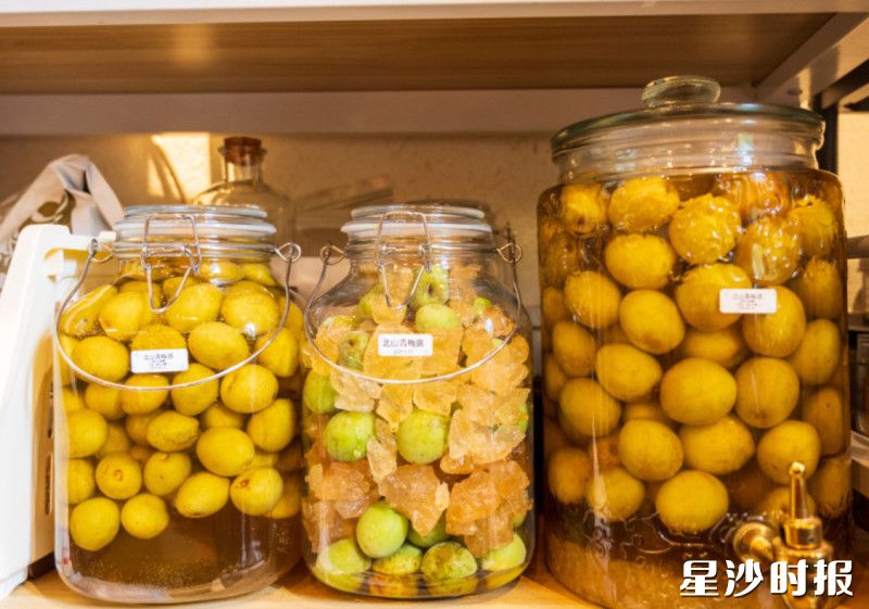 罗璇和小院里的人忙活一天制成的青梅酒、青梅露。