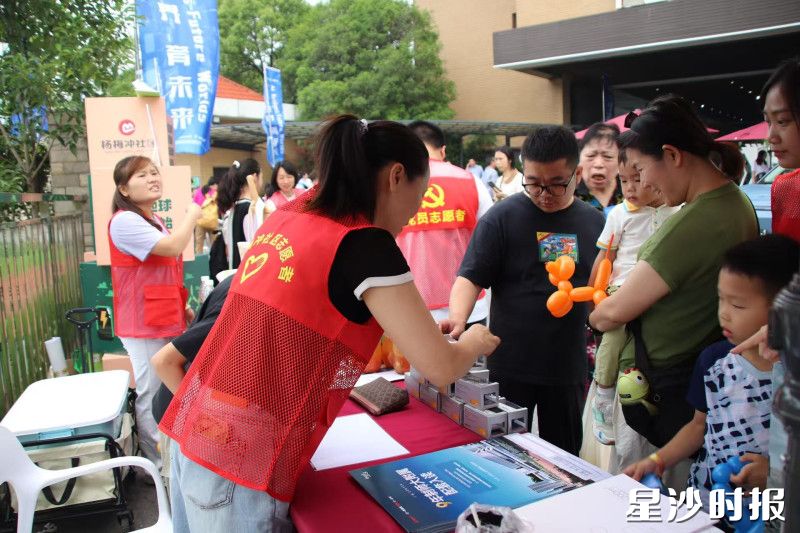 爱心义卖区吸引许多家长和小孩。
