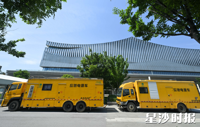 针对核心展区与室外大型设备展示区，尤其是12个特装展厅的特殊用电需求，国网长沙县供电公司配备1台低压发电车和2台应急电源保电车，形成“双保险”供电模式。