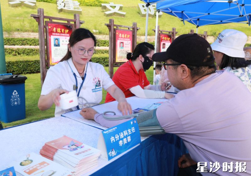 活动现场，家庭医生为群众进行测量血压、血糖等体检和政策咨询服务。
