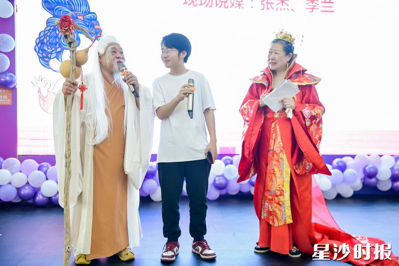 为单身嘉宾搭桥牵线、现场说媒。活动方供图