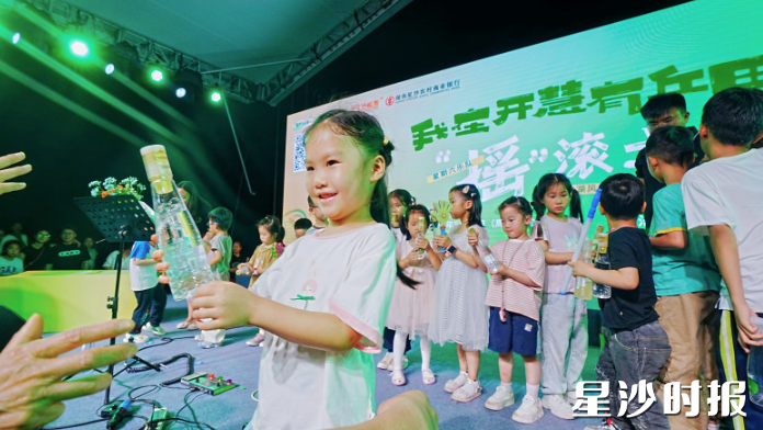 图为摇摇蜂蜜水推介环节。 图为摇摇蜂蜜水推介环节。