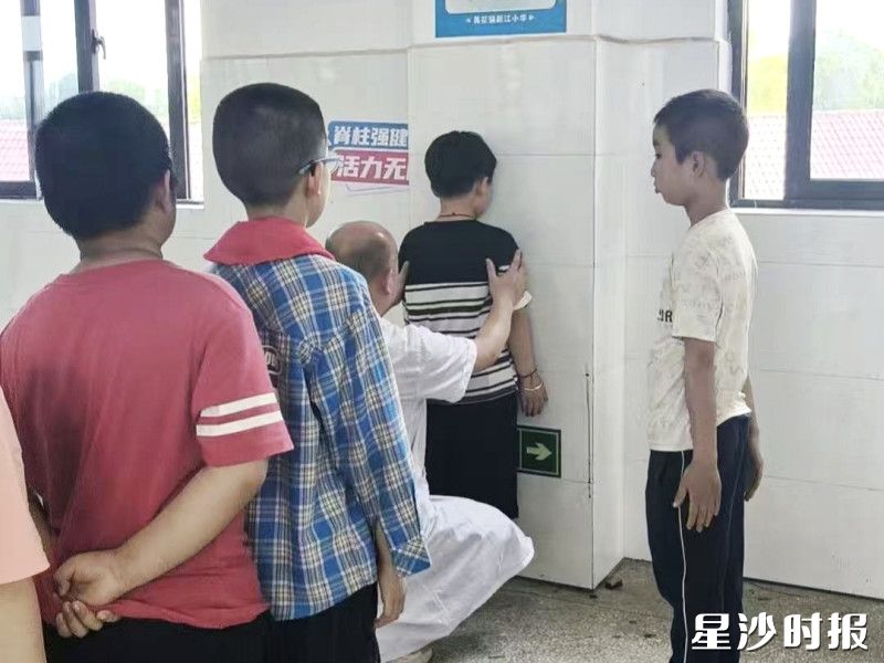 专家为孩子们开展脊柱健康检查。