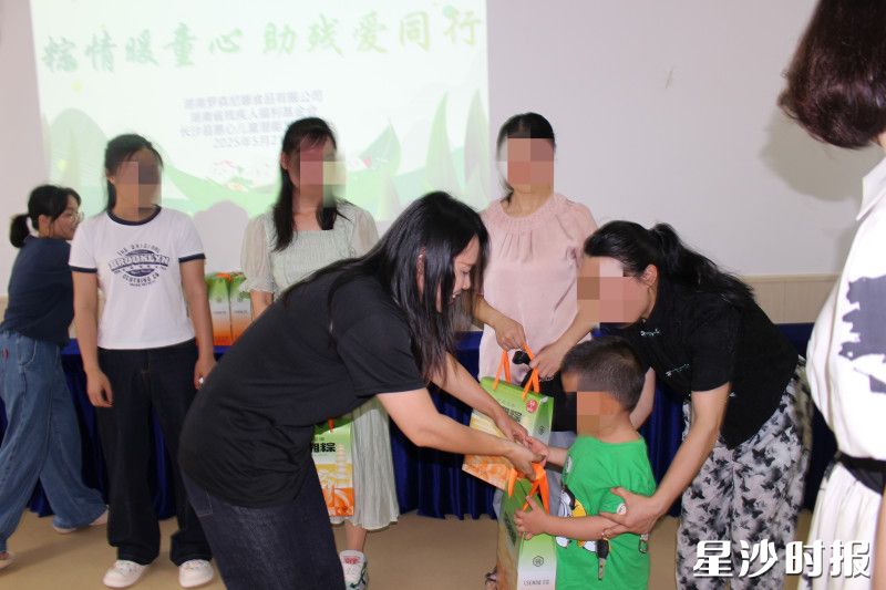 慰问组一行为特殊儿童送上慰问品。长沙县惠心儿童潜能发展中心供图