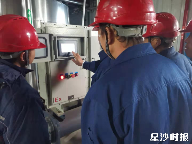 企业员工开展隐患自查。长沙县应急管理局供图