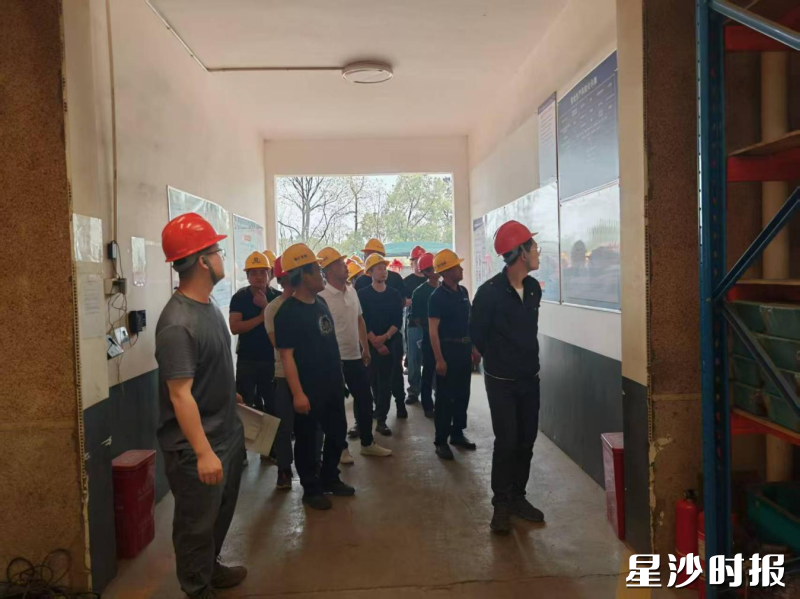 春华镇组织辖区企业负责人进行交流研讨。长沙县应急管理局供图