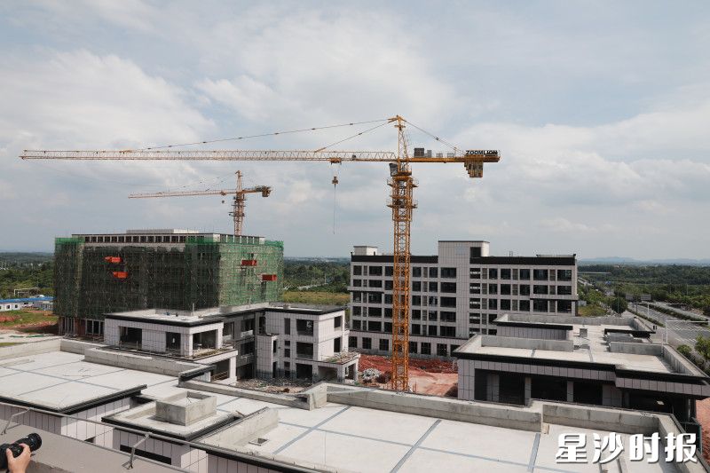 长沙临空声迅安防高科技产业园项目（一期）建设现场，几座主体建筑拔地而起。均为谭园 摄