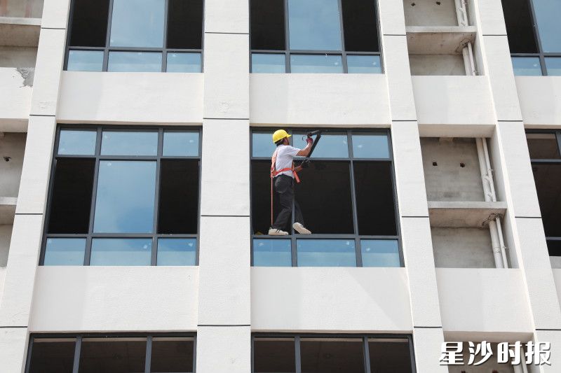 工人正在进行门窗施工。