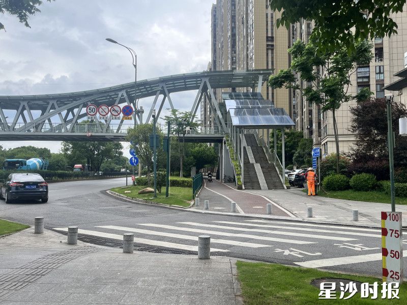 滨湖路隔离柱调整后现状。杨欣雨 摄