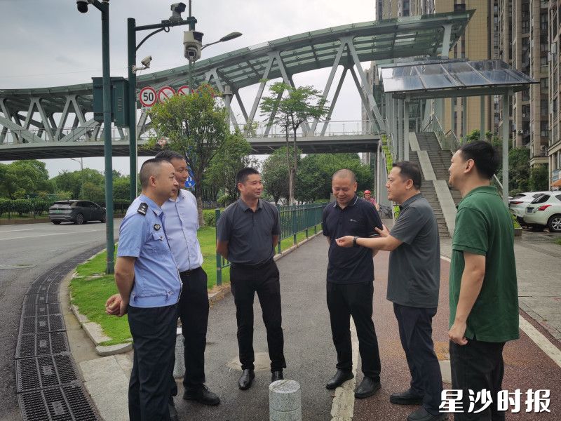 5月22日，县城管局组织与人大代表进行了面对面的沟通与交流。长沙县城管局供图