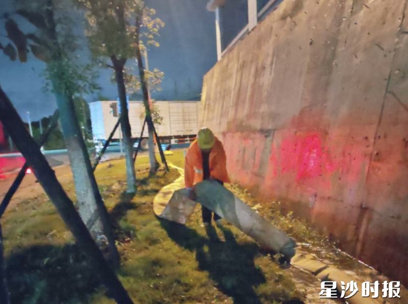 长沙县黄江路上，市政工人正在铺设排水管。均为长沙县城管局供图