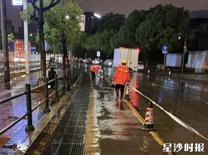市政工人正在准备依次打开雨水箅子。