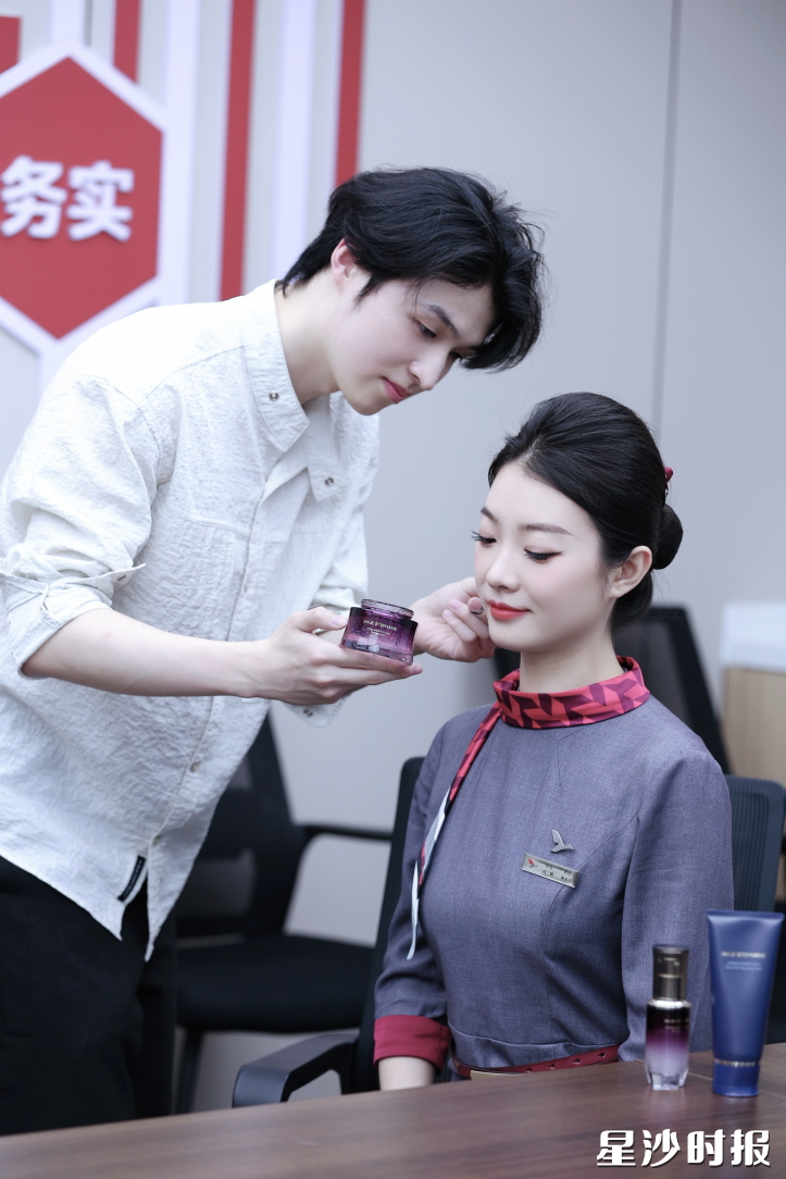 此次妆容升级以湖湘文化为灵感，结合客舱环境需求与乘务员个性化呼声，旨在为旅客呈现更具亲和力与活力的客舱服务形象。均为湖南航空 供图