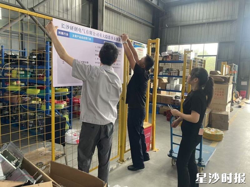 图为工作人员督促企业安装安全生产提示标牌。开慧镇供图