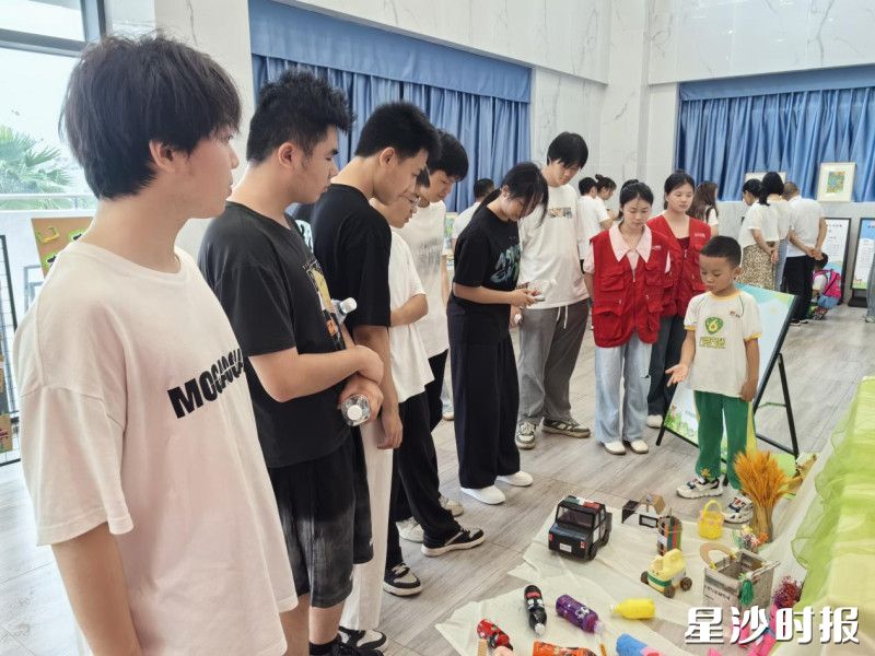 环保DIY手工作品吸引了观众们驻足观看。