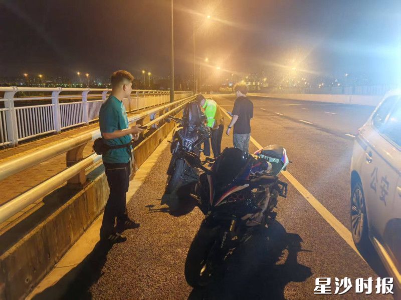 交警拦截、检查非法改造摩托车。