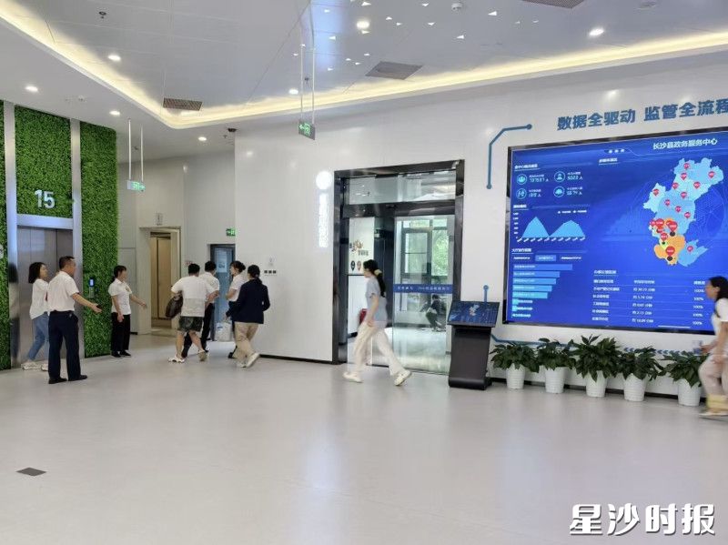 图为组织人员有序撤离。均为长沙县政务服务中心供图