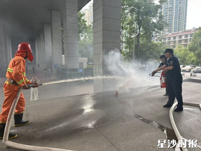 图为联合物业人员扑灭火源。