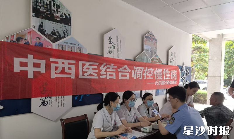 长沙县妇幼保健院专家在义诊。均为医院供图