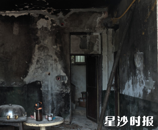 龙新辉家一楼堂屋烧毁严重。长龙街道供图