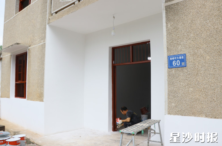 施工队正在进行维修施工。林畅 摄