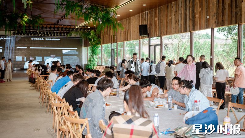 恰逢周末，农场里挤满了前来游玩的市民。