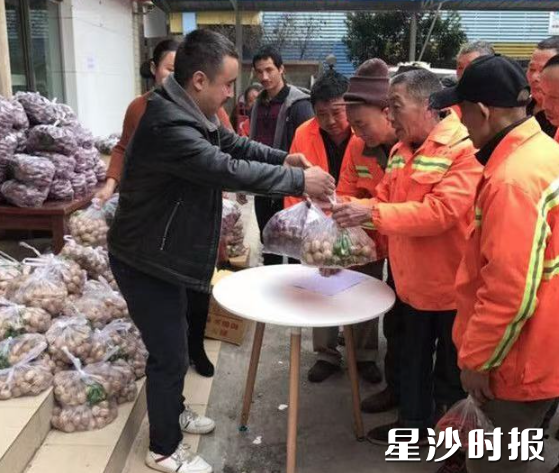 列提普·图热自费购买物资慰问社区环卫工人。