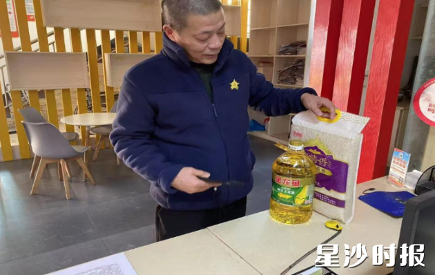 居民正利用积分兑换物资。