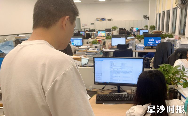唐先生正在工作人员的指导下递交资料。县自然资源局供图