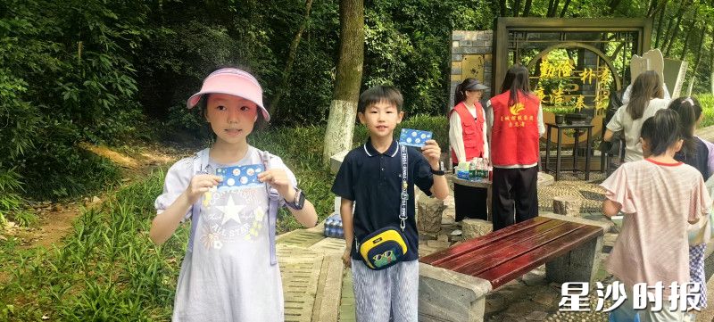 孩子们寻宝并盖章打卡，兑换相应的礼品。