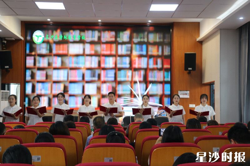 来自长沙县特殊教育学校的老师带来诗朗诵。均为县教育局供图