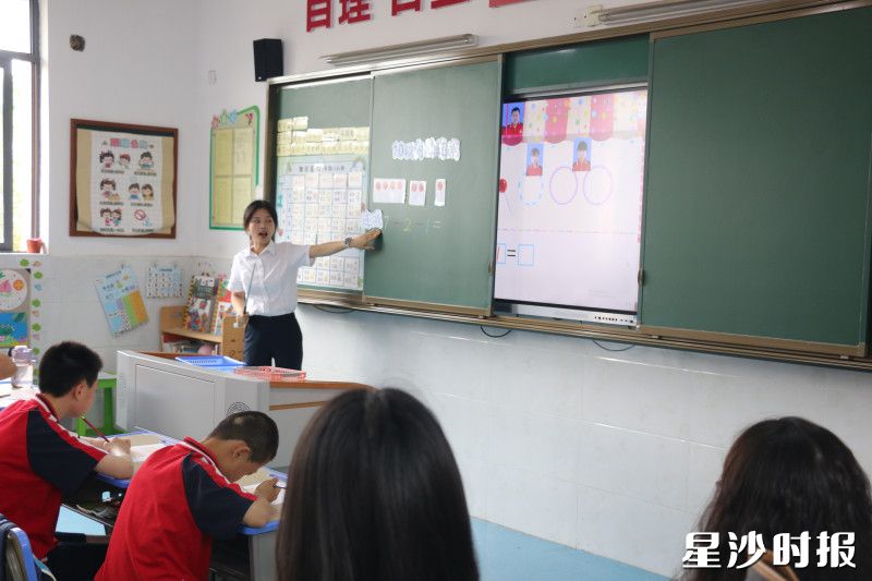 教师唐絮借助希沃课件，让学生在游戏中掌握连减运算。