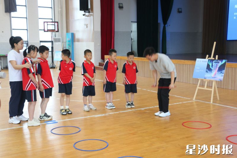 教师蔡济世的康复训练课以“闯关解救”情境串联教学，实现 “动作、 认知、 社交” 全领域训练。