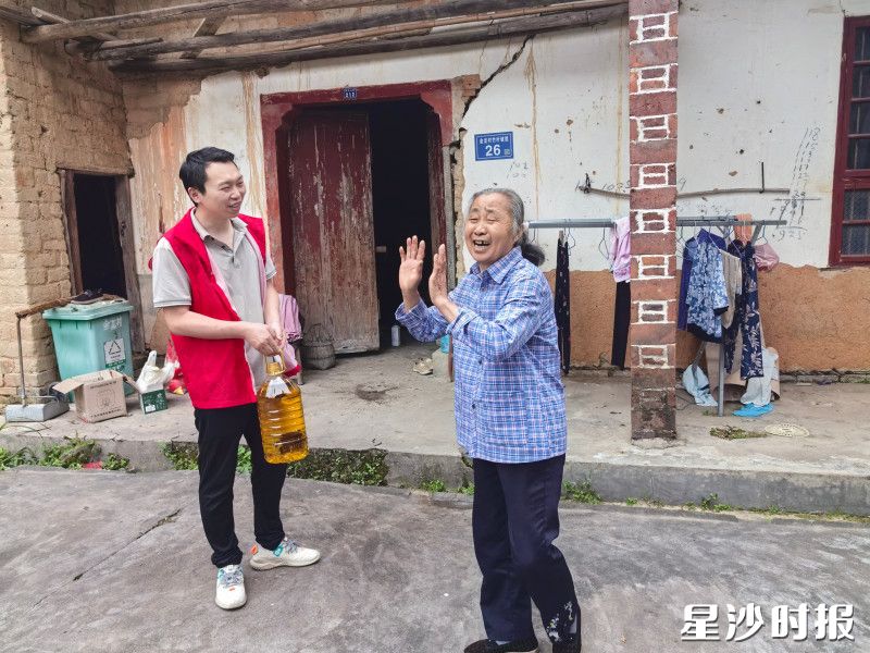 志愿者们兵分多路，深入到困难群体家中进行走访慰问。