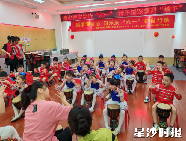 金茂路社区的孩子带来欢快的非洲鼓表演。