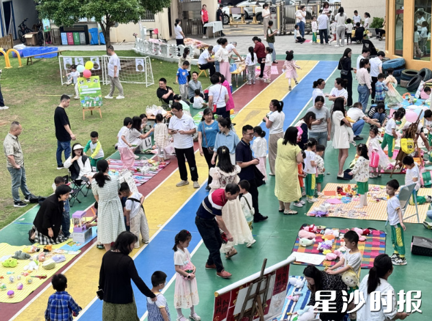 星城社区义卖活动现场。