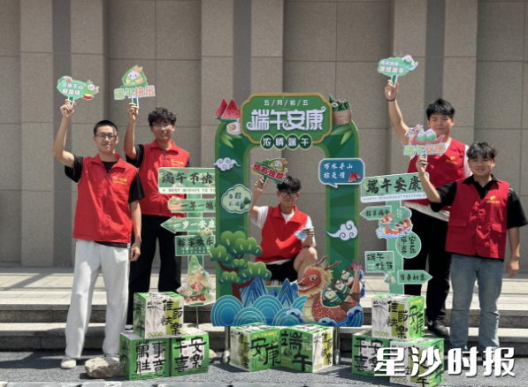 三一职院学子们和社区志愿者合影。