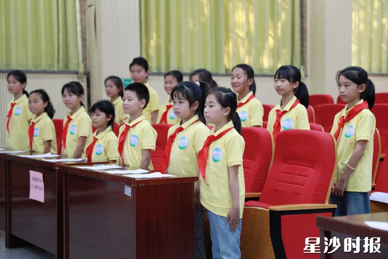 图为学生们进行发声练习。